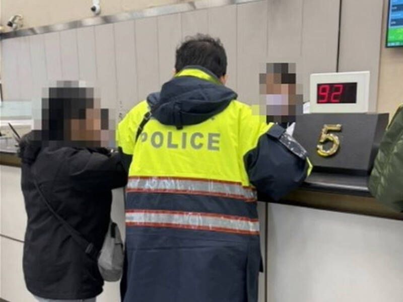 經警方勸阻,黃婦才打消全額提領念頭。(警方提供) 經警方勸阻,黃婦才打消全額提領念頭。(警方提供)