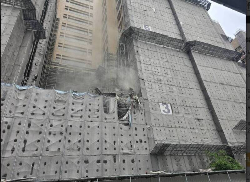 台大醫院鷹架掉落，砸到路過轎車。（記者劉慶侯翻攝）