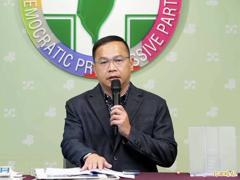 民進黨立委王義川今在黨部記者會揭露黃國昌不贊成倒閣」的算計,國會一旦解散,民眾黨就會從8席銳減為3席,他們當然不要。(記者陳昀攝) 民進黨立委王義川今在黨部記者會揭露黃國昌不贊成倒閣」的算計,國會一旦解散,民眾黨就會從8席銳減為3席,他們當然不要。(記者陳昀攝)