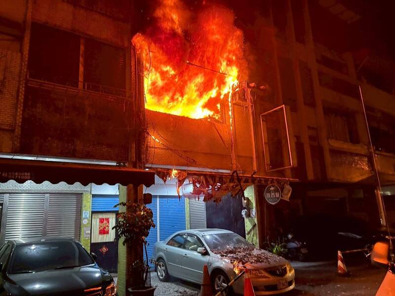 羅東鎮民族路透天厝民宅昨天深夜發生大火，火場烈焰沖天。（圖由宜縣消防局提供）