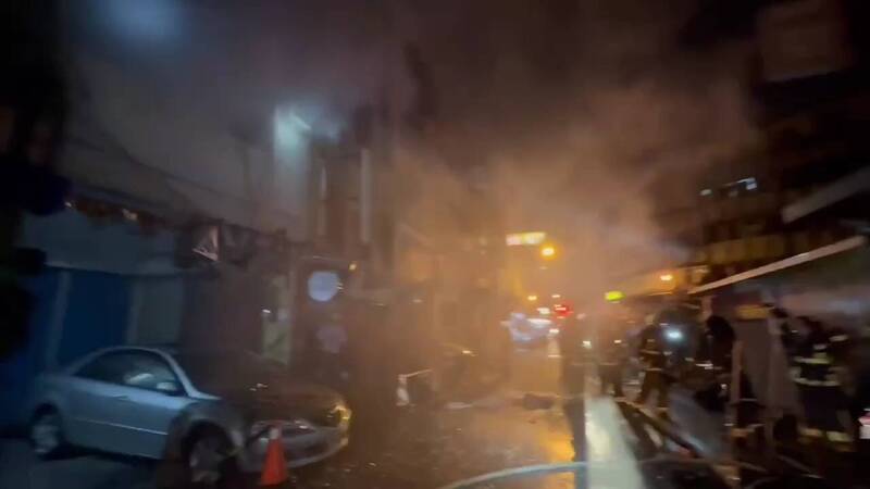 羅東鎮民族路民宅火警發生時，旁邊街道濃煙密布。（圖由宜縣消防局提供）