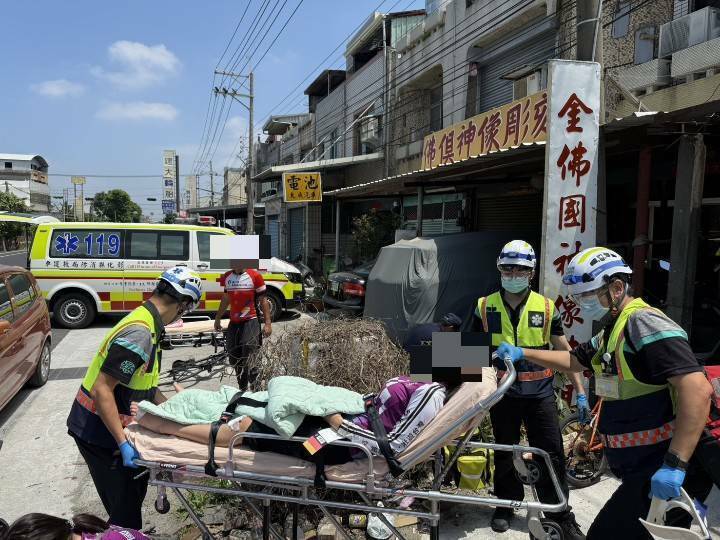 彰化縣消防局消防人員趕抵車禍現場搶救傷患。(圖消防局提供) 彰化縣消防局消防人員趕抵車禍現場搶救傷患。(圖消防局提供)
