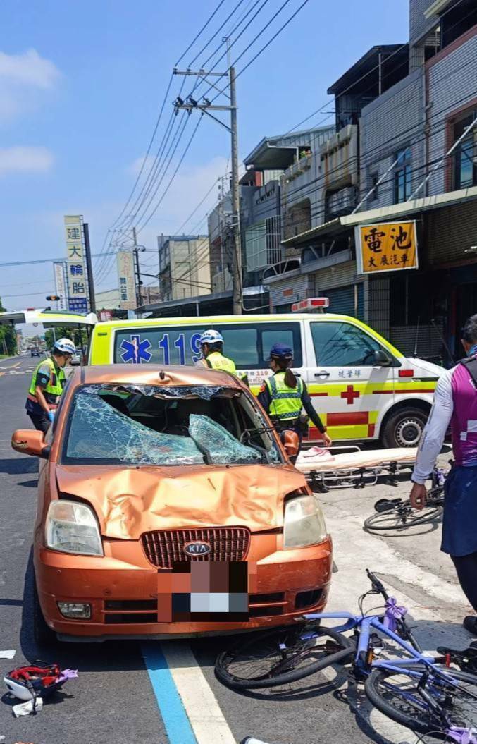 小客車逆向撞上單車隊,小客車駕駛受傷,7名參加單車環島活動的學生分別受到輕重傷。(圖彰化縣消防局提供) 小客車逆向撞上單車隊,小客車駕駛受傷,7名參加單車環島活動的學生分別受到輕重傷。(圖彰化縣消防局提供)