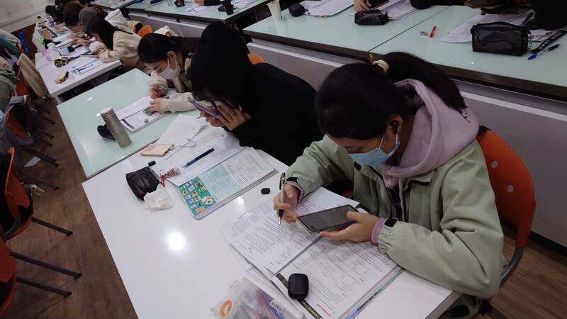 北科大外語中心講師劉慧雯以ICARE教學模組結合AI口說工具Sensay,助學生提生口說能力。(圖由劉慧雯提供) 北科大外語中心講師劉慧雯以ICARE教學模組結合AI口說工具Sensay,助學生提生口說能力。(圖由劉慧雯提供)