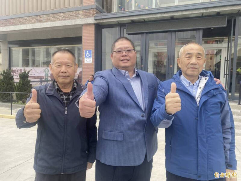 芳苑鄉農會理事長林木村（左）遭人持球棒攻擊。（資料照）