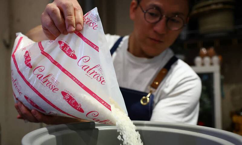 日本米價飆漲且供應短缺,東京「食堂あらた」餐廳老闆平野新改採購加州進口米。(路透) 日本米價飆漲且供應短缺,東京「食堂あらた」餐廳老闆平野新改採購加州進口米。(路透)