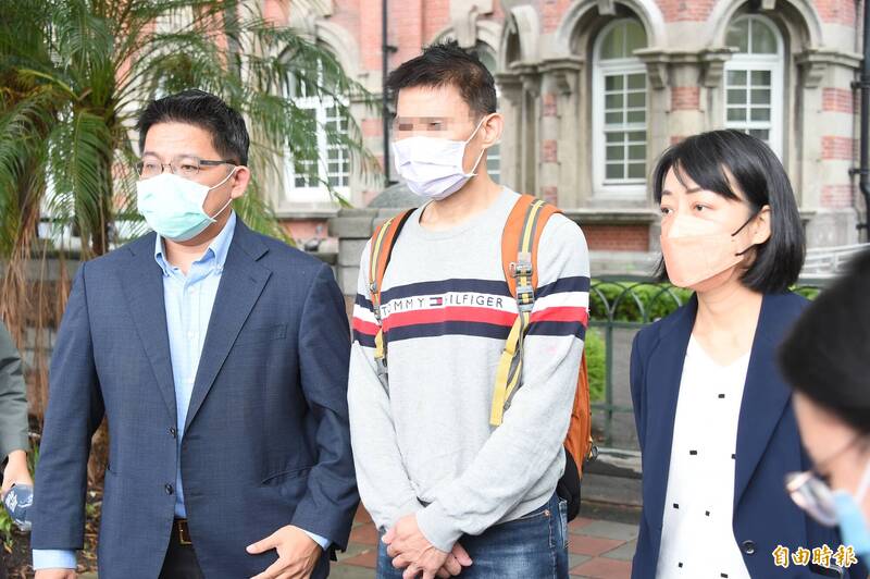 圖為邱顯智(左)、王婉諭(右)陪同黃男(中)前往監察院向監委陳述無故遭三重警分局永福派出所的警察埋伏毆打一事。(資料照) 圖為邱顯智(左)、王婉諭(右)陪同黃男(中)前往監察院向監委陳述無故遭三重警分局永福派出所的警察埋伏毆打一事。(資料照)