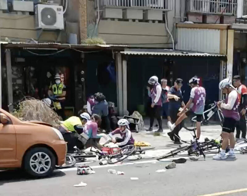 康橋國際學校單車環島,遭小客車逆向衝入車隊,其中頭部受傷的顏姓學生為新北市西洋劍個人與團體賽雙料冠軍。(民眾提供) 康橋國際學校單車環島,遭小客車逆向衝入車隊,其中頭部受傷的顏姓學生為新北市西洋劍個人與團體賽雙料冠軍。(民眾提供)