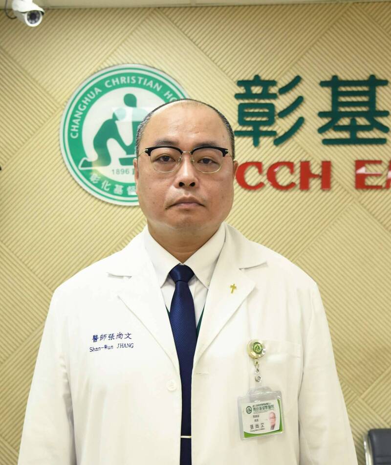 彰基醫師張尚文表示,顏姓男學生經漏夜搶救,今天生命徵象穩定,但尚未脫離險境。 (圖由彰基提供) 彰基醫師張尚文表示,顏姓男學生經漏夜搶救,今天生命徵象穩定,但尚未脫離險境。 (圖由彰基提供)