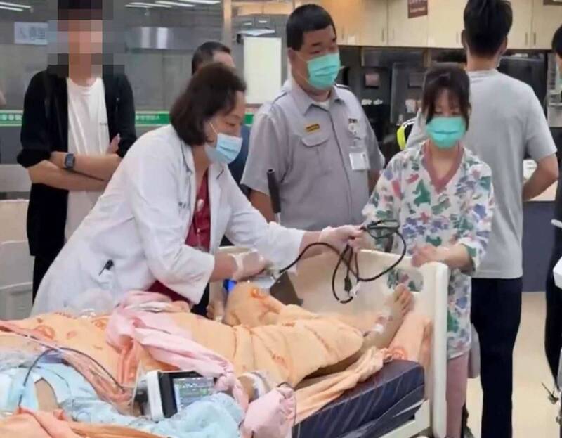 顏姓男學生經彰基搶救後恢復清醒,今天家屬將他轉院台大醫院後續治療。 (圖由民眾提供) 顏姓男學生經彰基搶救後恢復清醒,今天家屬將他轉院台大醫院後續治療。 (圖由民眾提供)