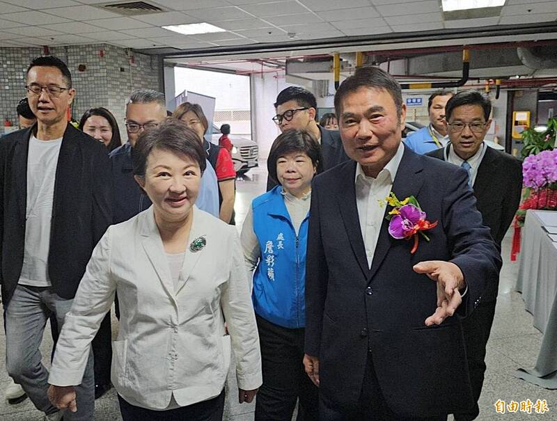 台中市長盧秀燕(左)今(23)日出席在苗栗縣舉辦的「中部地區企業座談會」,苗栗縣長鍾東錦(右)於會場迎接。(記者彭健禮攝) 台中市長盧秀燕(左)今(23)日出席在苗栗縣舉辦的「中部地區企業座談會」,苗栗縣長鍾東錦(右)於會場迎接。(記者彭健禮攝)