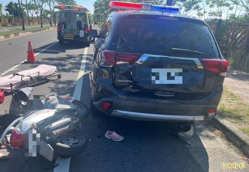 蘇姓女子騎車行經安南區海尾路疑違規騎上路肩，撞上執勤中巡邏車左後方，重傷送醫不治。（記者王捷攝）