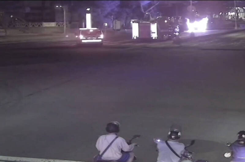 高雄衛武營特區傳火燒車如火球，照亮夜空，車全燬人逃出原因待查。（民眾提供）
