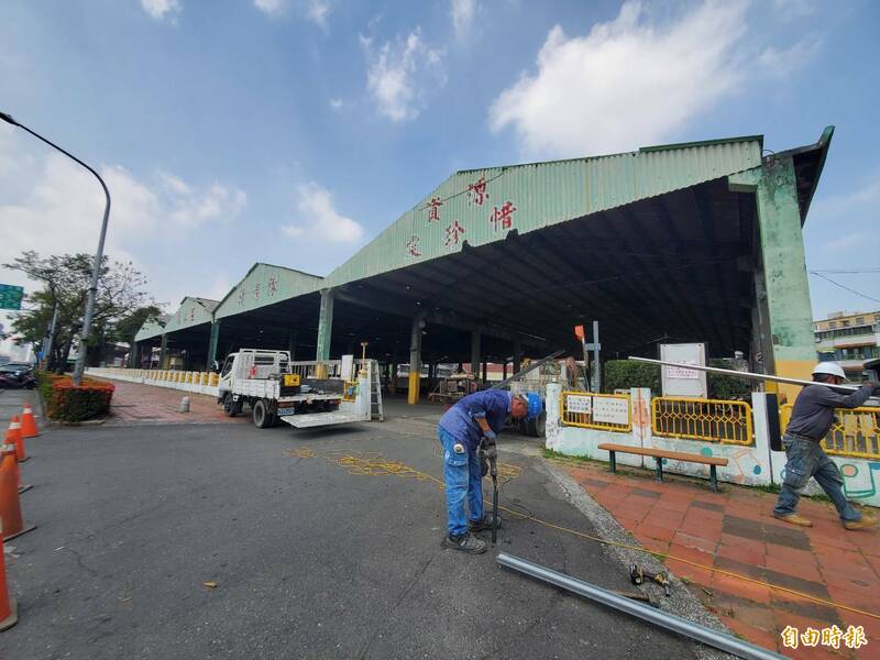 北鳳山清潔隊將重建停車場,並增設備勤室。(記者陳文嬋攝) 北鳳山清潔隊將重建停車場,並增設備勤室。(記者陳文嬋攝)