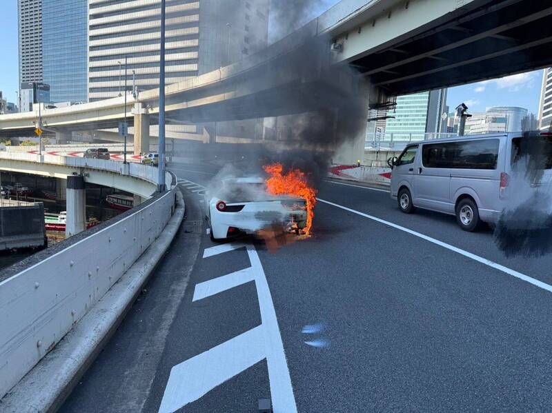 法拉利起火情況。(圖擷自男團成員ポケカメン「X」帳號) 法拉利起火情況。(圖擷自男團成員ポケカメン「X」帳號)