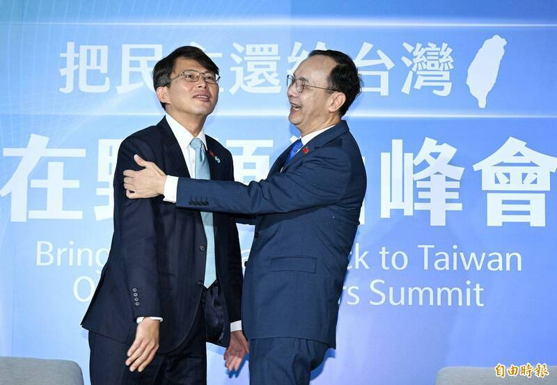 國民黨主席朱立倫(右)、民眾黨主席黃國昌(左)22日舉行「把民主還給台灣-在野領袖峰會」,兩人在會中握手、擁抱致意。(資料照) 國民黨主席朱立倫(右)、民眾黨主席黃國昌(左)22日舉行「把民主還給台灣-在野領袖峰會」,兩人在會中握手、擁抱致意。(資料照)
