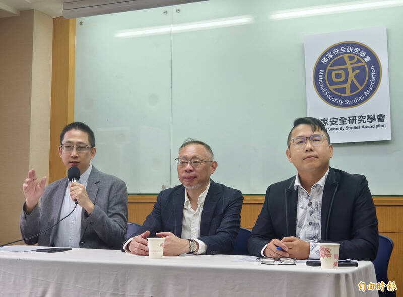 國家安全研究學會召開「桃園市牛煦庭、涂權吉罷免案民調」公布記者會,會中由國家安全研究學會由理事長,台灣師範大學政治學研究所教授范世平(中)、東海大學政治學系主任張峻豪(左)、東海大學政治學系教授邱師儀(右)針對民調結果討論。(記者王藝菘攝) 國家安全研究學會召開「桃園市牛煦庭、涂權吉罷免案民調」公布記者會,會中由國家安全研究學會由理事長,台灣師範大學政治學研究所教授范世平(中)、東海大學政治學系主任張峻豪(左)、東海大學政治學系教授邱師儀(右)針對民調結果討論。(記者王藝菘攝)