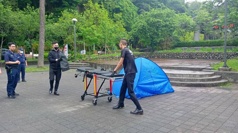 南庄遊客中心廣場發現焦屍，警報請相驗。（民眾提供）
