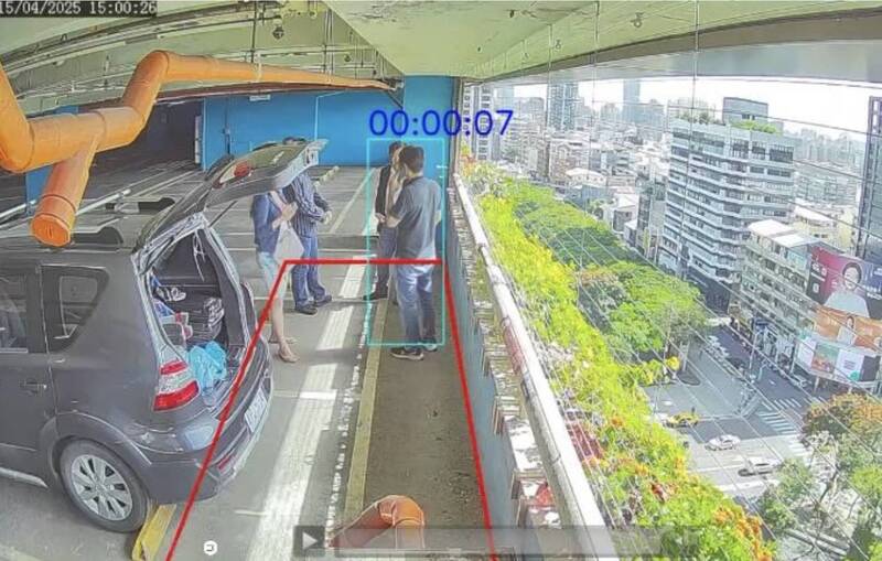 勤美綠園道停車場透過科監控,一旦有異常破壞隱形鐵窗或防護網,立即啟動區域警報系統。(勤美綠園道提供) 勤美綠園道停車場透過科監控,一旦有異常破壞隱形鐵窗或防護網,立即啟動區域警報系統。(勤美綠園道提供)
