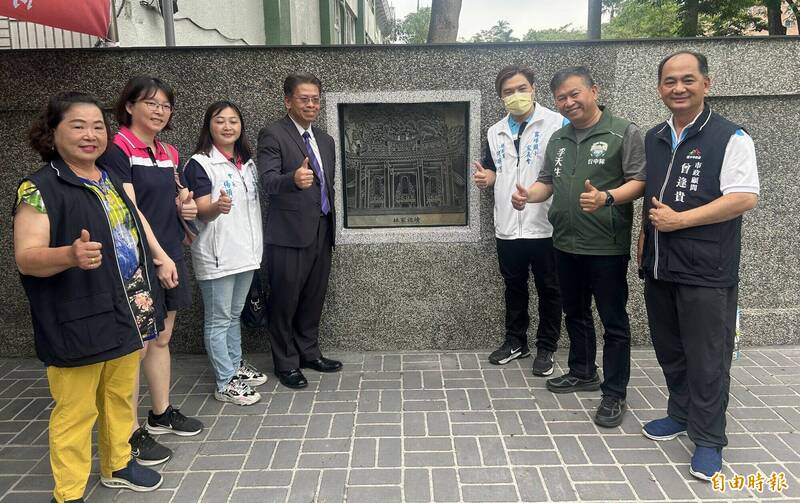 霧峰國小「霧峰臻華石刻線畫文史廊道」今天舉行揭牌,台中市議員李天生(右2)、霧峰國小校長葉聰信(左4)等人出席。(記者陳建志攝) 霧峰國小「霧峰臻華石刻線畫文史廊道」今天舉行揭牌,台中市議員李天生(右2)、霧峰國小校長葉聰信(左4)等人出席。(記者陳建志攝)