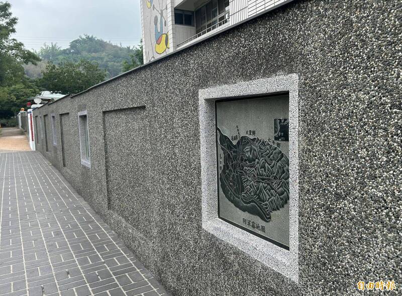 霧峰國小「霧峰臻華石刻線畫文史廊道」今天舉行揭牌,將成為文化旅遊的新景點。(記者陳建志攝) 霧峰國小「霧峰臻華石刻線畫文史廊道」今天舉行揭牌,將成為文化旅遊的新景點。(記者陳建志攝)