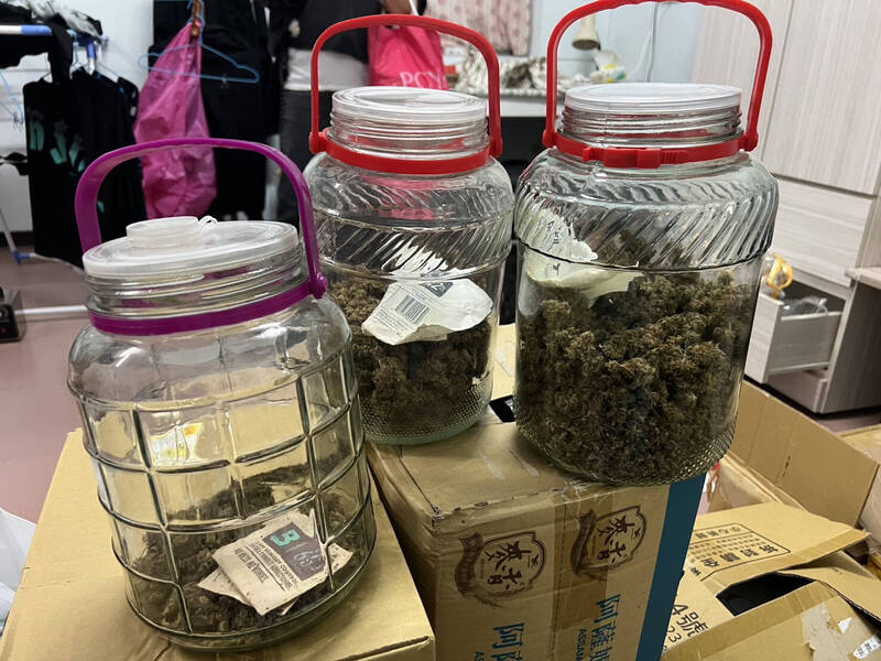 高市少年警察隊查獲大批毒品。(圖由民眾提供) 高市少年警察隊查獲大批毒品。(圖由民眾提供)