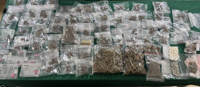 高市少年警察隊查獲大批毒品。(圖由民眾提供) 高市少年警察隊查獲大批毒品。(圖由民眾提供)