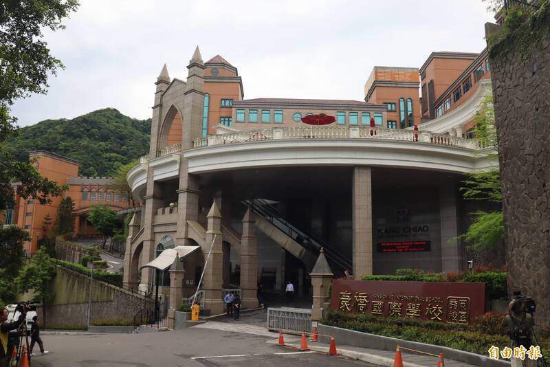 康橋國際學校單車環島受傷學生仍有3人住院治療,全校師生都為他們祈福。(記者翁聿煌攝) 康橋國際學校單車環島受傷學生仍有3人住院治療,全校師生都為他們祈福。(記者翁聿煌攝)