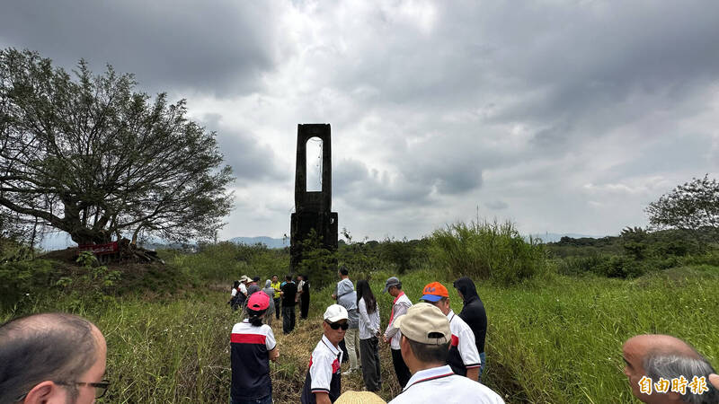 台南市玉井區豐里吊橋,為早期民眾通往玉井市區的主要通道,目前原有的5座橋墩僅餘2座。(記者劉婉君攝) 台南市玉井區豐里吊橋,為早期民眾通往玉井市區的主要通道,目前原有的5座橋墩僅餘2座。(記者劉婉君攝)