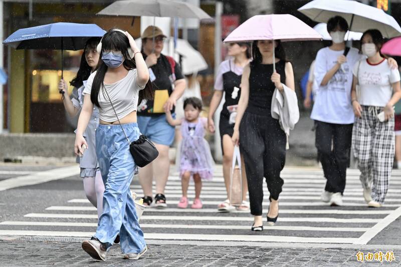 氣象專家指出，今日降雨屬間歇性陣雨型態，不過今晚東北季風也將增強，北部及東北部地區天氣明顯轉涼，專家形容「白天是夏天，晚上轉為秋天！」（資料照）