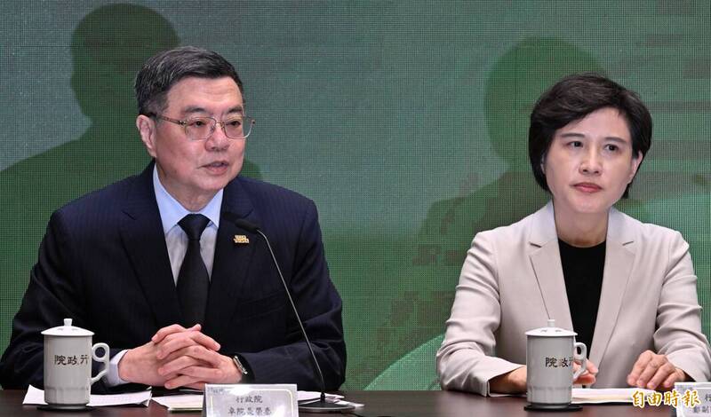 行政院會今(24)日通過「因應國際情勢強化經濟社會及國土安全韌性特別條例」草案,行政院長卓榮泰(左)在會後,親自向國人說明特別條例方案內容。右為副院長鄭麗君。(記者劉信德攝) 行政院會今(24)日通過「因應國際情勢強化經濟社會及國土安全韌性特別條例」草案,行政院長卓榮泰(左)在會後,親自向國人說明特別條例方案內容。右為副院長鄭麗君。(記者劉信德攝)
