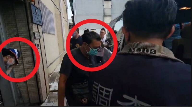 宜蘭地檢署昨偵辦民進黨立委陳俊宇遭幽靈連署罷免案,首波約談15人,檢方漏夜偵訊後,黨部主任李姿慧(左1)等3名黨工遭聲押禁見,中間為縣黨部四組總幹事汪柏均5萬元交保。(民眾提供) 宜蘭地檢署昨偵辦民進黨立委陳俊宇遭幽靈連署罷免案,首波約談15人,檢方漏夜偵訊後,黨部主任李姿慧(左1)等3名黨工遭聲押禁見,中間為縣黨部四組總幹事汪柏均5萬元交保。(民眾提供)