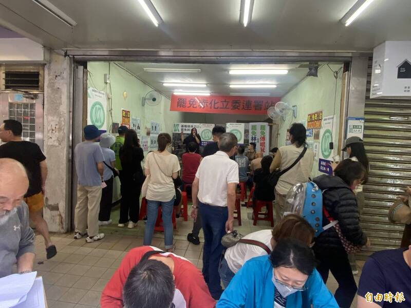 基隆市仁三路「基隆絕沛」連署站總部接獲告知,騎樓路面整平,罷免總部的騎樓28日起要禁止通行;罷團稱基市府根本司馬昭之心路人皆知。基隆市政府稱將先了解再回應。(記者俞肇福攝) 基隆市仁三路「基隆絕沛」連署站總部接獲告知,騎樓路面整平,罷免總部的騎樓28日起要禁止通行;罷團稱基市府根本司馬昭之心路人皆知。基隆市政府稱將先了解再回應。(記者俞肇福攝)