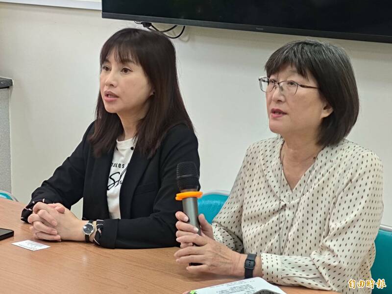 高市議員李雅慧(左)與社會局副局長葉玉如,今說明楠梓某托嬰中心涉及二度虐嬰情況與後續處置。(記者王榮祥攝) 高市議員李雅慧(左)與社會局副局長葉玉如,今說明楠梓某托嬰中心涉及二度虐嬰情況與後續處置。(記者王榮祥攝)