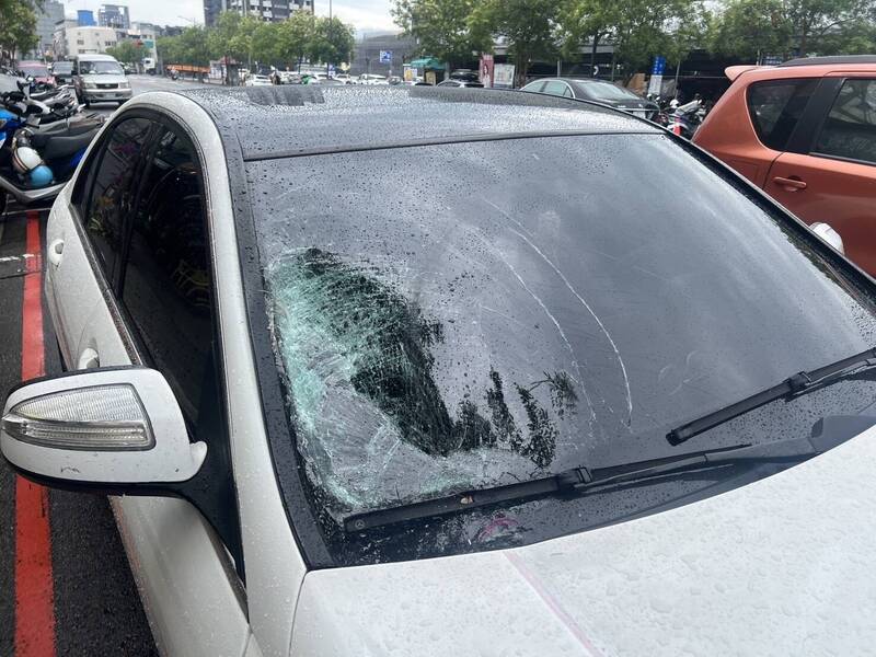 撞飛老婦人的賓士車擋風玻璃破損。（記者張瑞楨翻攝）