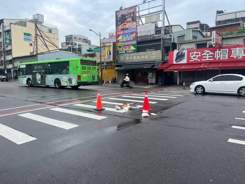 老婦人當時走人行道，疑似闖紅燈遭賓士車撞上。（記者張瑞楨翻攝）