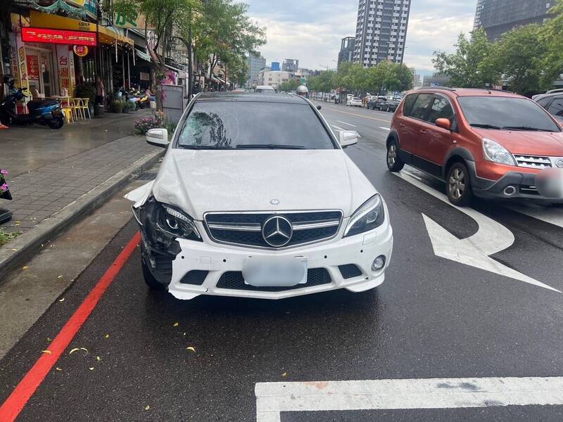 肇事的賓士車。（記者張瑞楨翻攝）