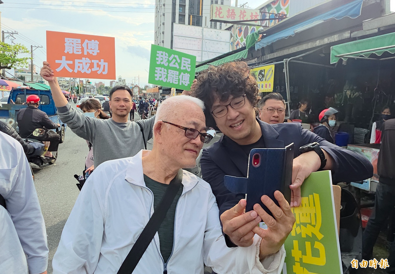 立委沈伯洋跑花蓮陸戰，今天下午貼「認錯文」，宣布花蓮連署即將到安全門檻。（記者花孟璟攝）