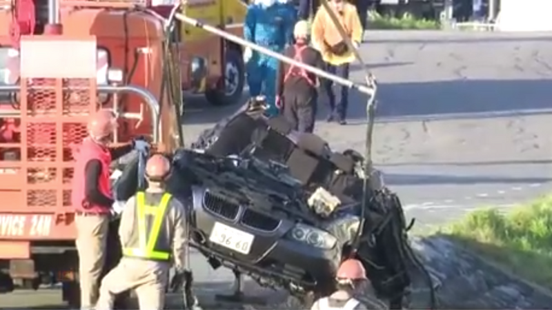 日本長野縣24日發生死亡車禍,行駛在堤防道路的BMW轎車失控衝下斜坡,車內4名男學生均不幸身亡。(圖擷自TBS NEWS) 日本長野縣24日發生死亡車禍,行駛在堤防道路的BMW轎車失控衝下斜坡,車內4名男學生均不幸身亡。(圖擷自TBS NEWS)