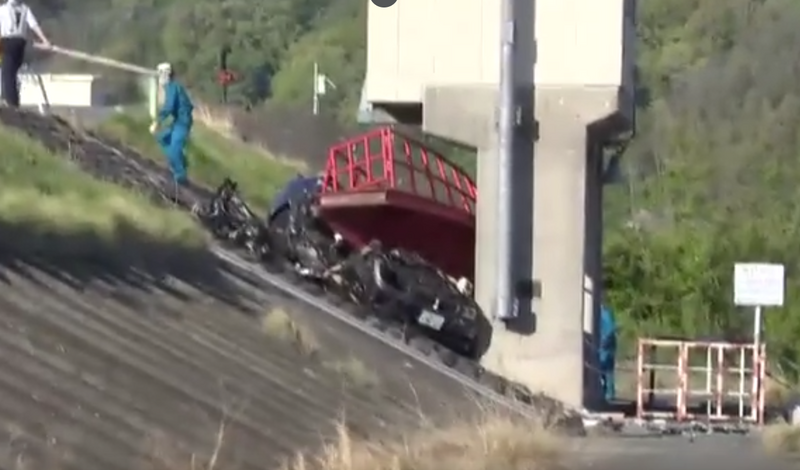 日本長野縣24日發生死亡車禍,行駛在堤防道路的BMW轎車失控衝下斜坡,撞上了水門設施。(圖擷自TBS NEWS) 日本長野縣24日發生死亡車禍,行駛在堤防道路的BMW轎車失控衝下斜坡,撞上了水門設施。(圖擷自TBS NEWS)
