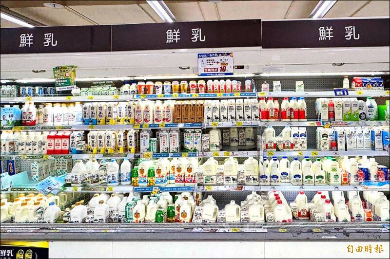 消基會今天(25日)發表聲明,指出紐西蘭進口液態乳今年元月起可以零關稅來台,但市售的1公升紐西蘭鮮乳仍要每瓶85元到120元,質疑企業到底賺了多少?呼籲農業部不要再護航我國相關食品企業的鮮乳暴利了。(資料照) 消基會今天(25日)發表聲明,指出紐西蘭進口液態乳今年元月起可以零關稅來台,但市售的1公升紐西蘭鮮乳仍要每瓶85元到120元,質疑企業到底賺了多少?呼籲農業部不要再護航我國相關食品企業的鮮乳暴利了。(資料照)