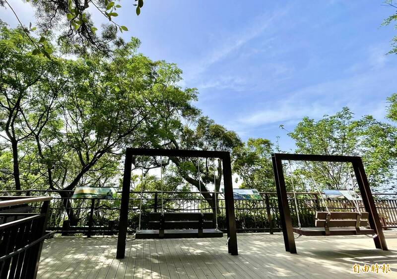 桂花泉步道整修完工，設置搖椅讓民眾賞景。（記者張軒哲攝）