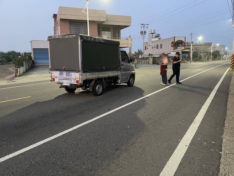 蘇姓老翁清晨過馬路時被小貨車撞死。（民眾提供）（記者黃佳琳攝）