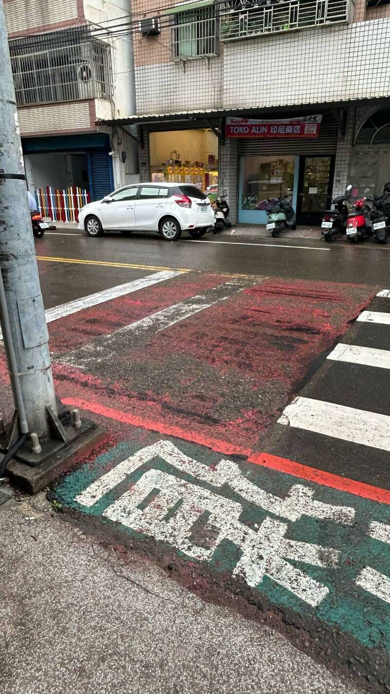 竹市關東國小前道路紅色標線塗油漆害騎士犁田工務處廠商惹禍交通處揹鍋- 生活- 自由時報電子報