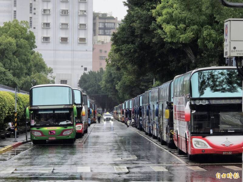 國民黨426戰獨裁遊行,中正紀念堂杭州南路側停車區擠滿遊覽車。(記者方瑋立攝) 國民黨426戰獨裁遊行,中正紀念堂杭州南路側停車區擠滿遊覽車。(記者方瑋立攝)