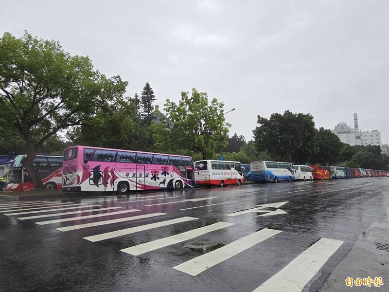 國民黨426戰獨裁遊行,中正紀念堂杭州南路側停車區擠滿遊覽車。(記者方瑋立攝) 國民黨426戰獨裁遊行,中正紀念堂杭州南路側停車區擠滿遊覽車。(記者方瑋立攝)