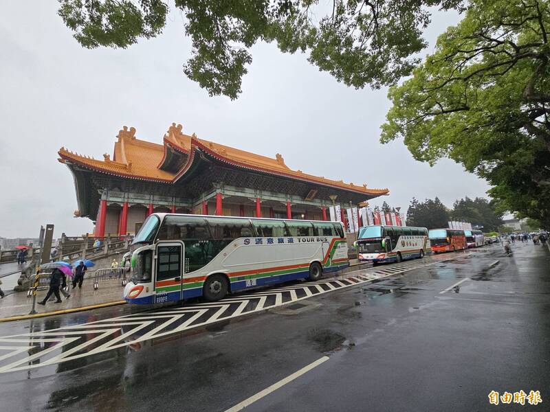 國民黨426戰獨裁遊行,杭州南路大客車停車區爆滿,遊覽車漫出至仁愛路上。(記者方瑋立攝) 國民黨426戰獨裁遊行,杭州南路大客車停車區爆滿,遊覽車漫出至仁愛路上。(記者方瑋立攝)