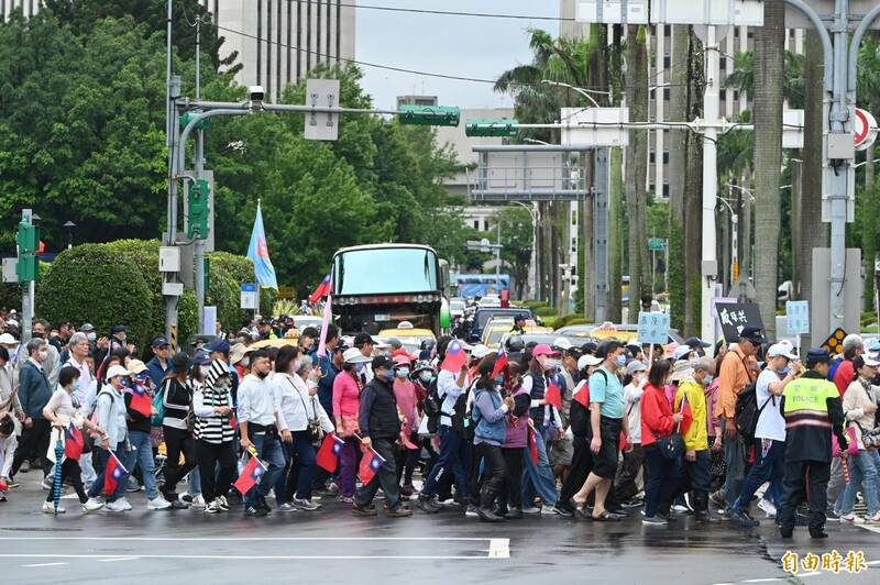 國民黨號召藍白支持者426上凱道「戰獨裁」,許多民眾搭乘遊覽車前往。(記者劉信德攝) 國民黨號召藍白支持者426上凱道「戰獨裁」,許多民眾搭乘遊覽車前往。(記者劉信德攝)