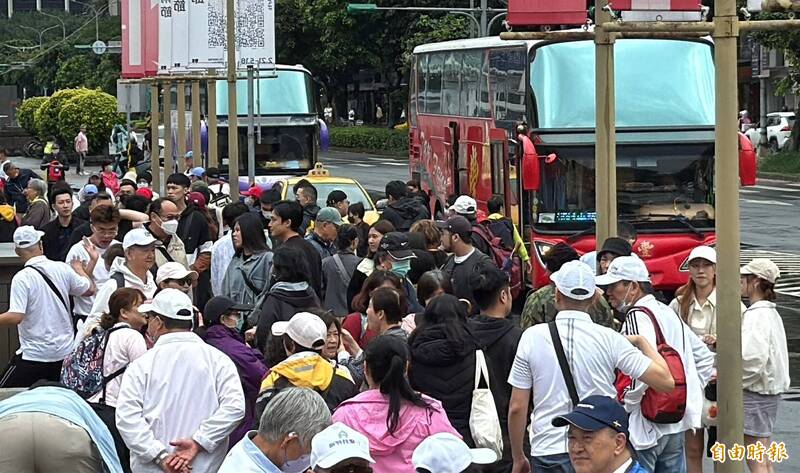 國民黨號召藍白支持者426上凱道「戰獨裁」,許多民眾搭乘遊覽車前往。(記者劉信德攝) 國民黨號召藍白支持者426上凱道「戰獨裁」,許多民眾搭乘遊覽車前往。(記者劉信德攝)