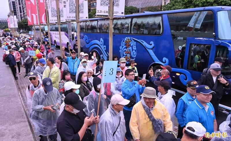 國民黨號召藍白支持者426上凱道「戰獨裁」,許多民眾搭乘遊覽車前往。(記者劉信德攝) 國民黨號召藍白支持者426上凱道「戰獨裁」,許多民眾搭乘遊覽車前往。(記者劉信德攝)